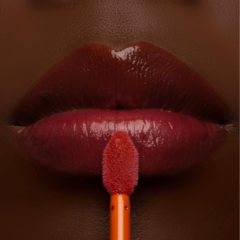 GLOSS LÍQUIDO BRILHOSO DE AUMENTO LABIAL - FIRE KISS - COR: BERGAMOTA - MARI MARIA MAKEUP